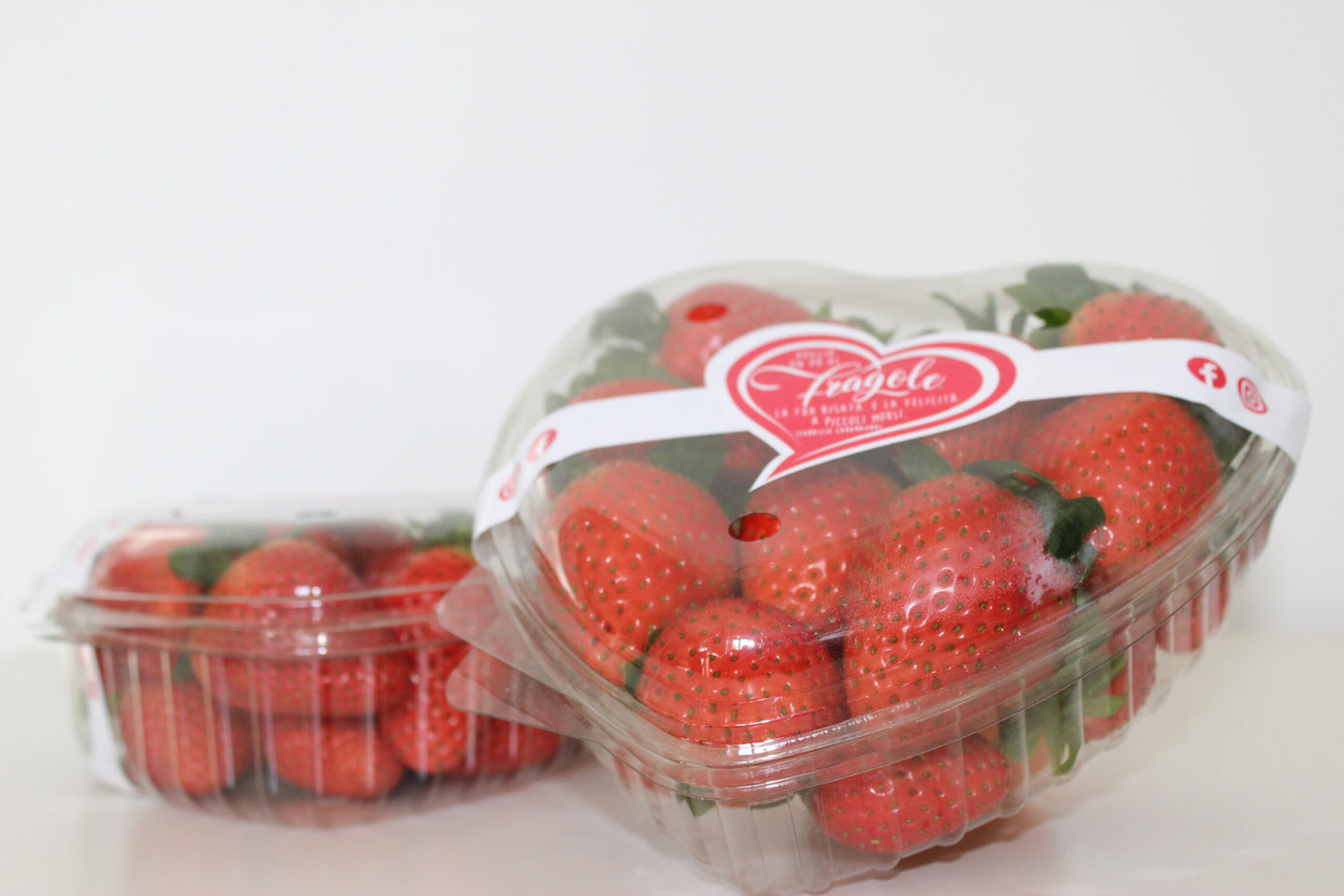 Fragole in confezione a forma di cuore